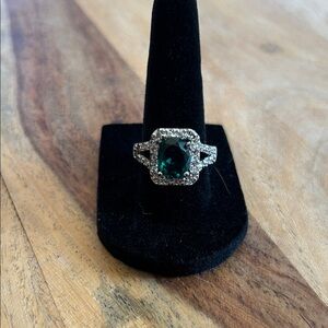 Elegant Green and Silver Women's Ring